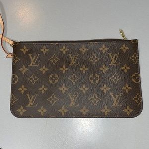 Louis Vuitton Wristlet 🤎